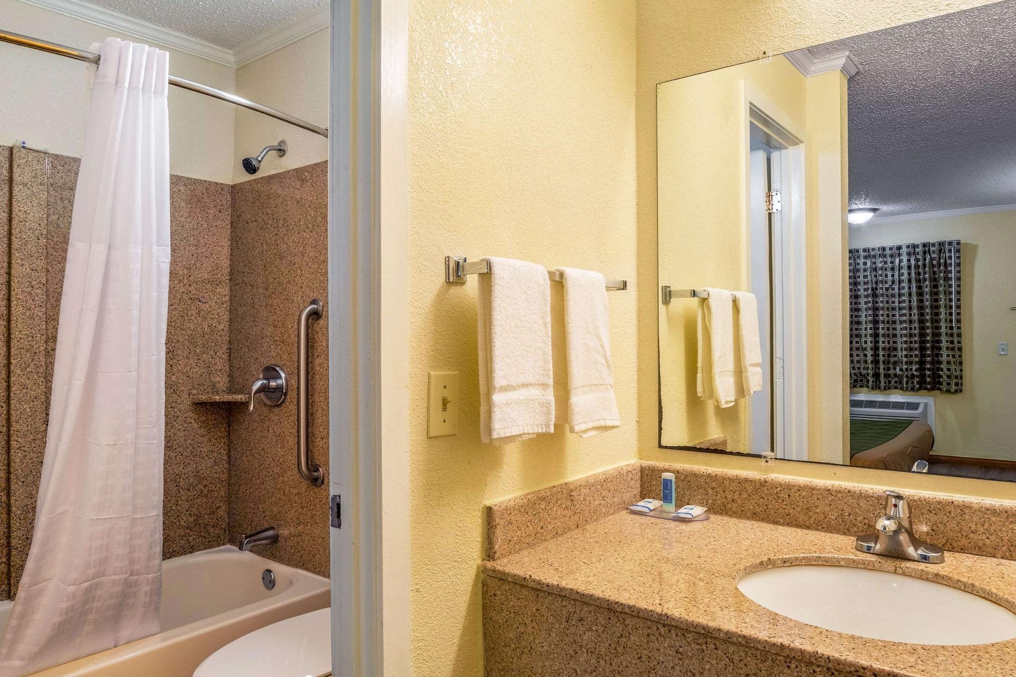 Rodeway Inn & Suites Fort Jackson Columbia Eksteriør billede