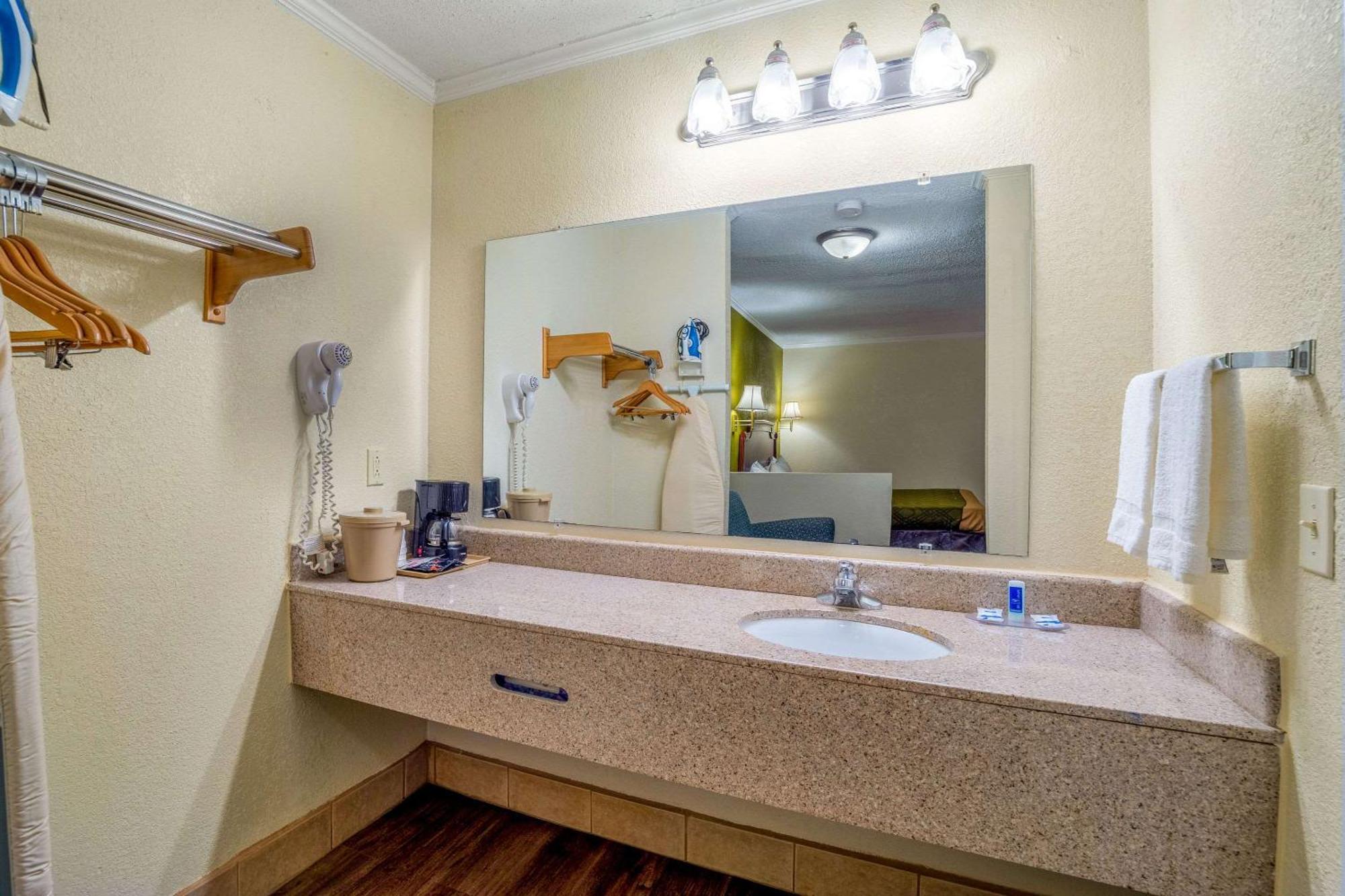 Rodeway Inn & Suites Fort Jackson Columbia Eksteriør billede