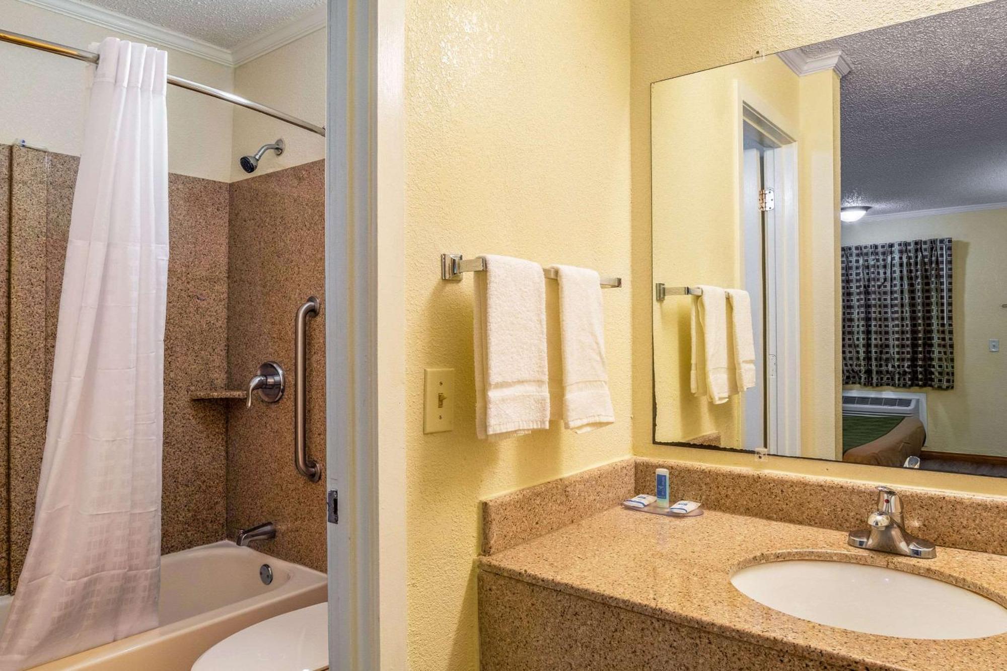 Rodeway Inn & Suites Fort Jackson Columbia Eksteriør billede