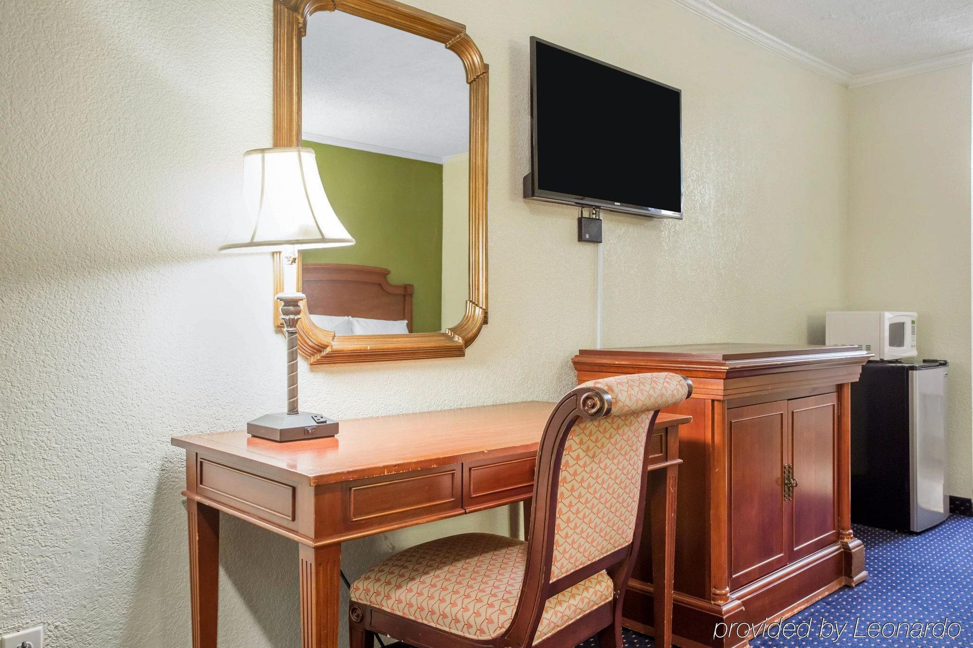Rodeway Inn & Suites Fort Jackson Columbia Eksteriør billede