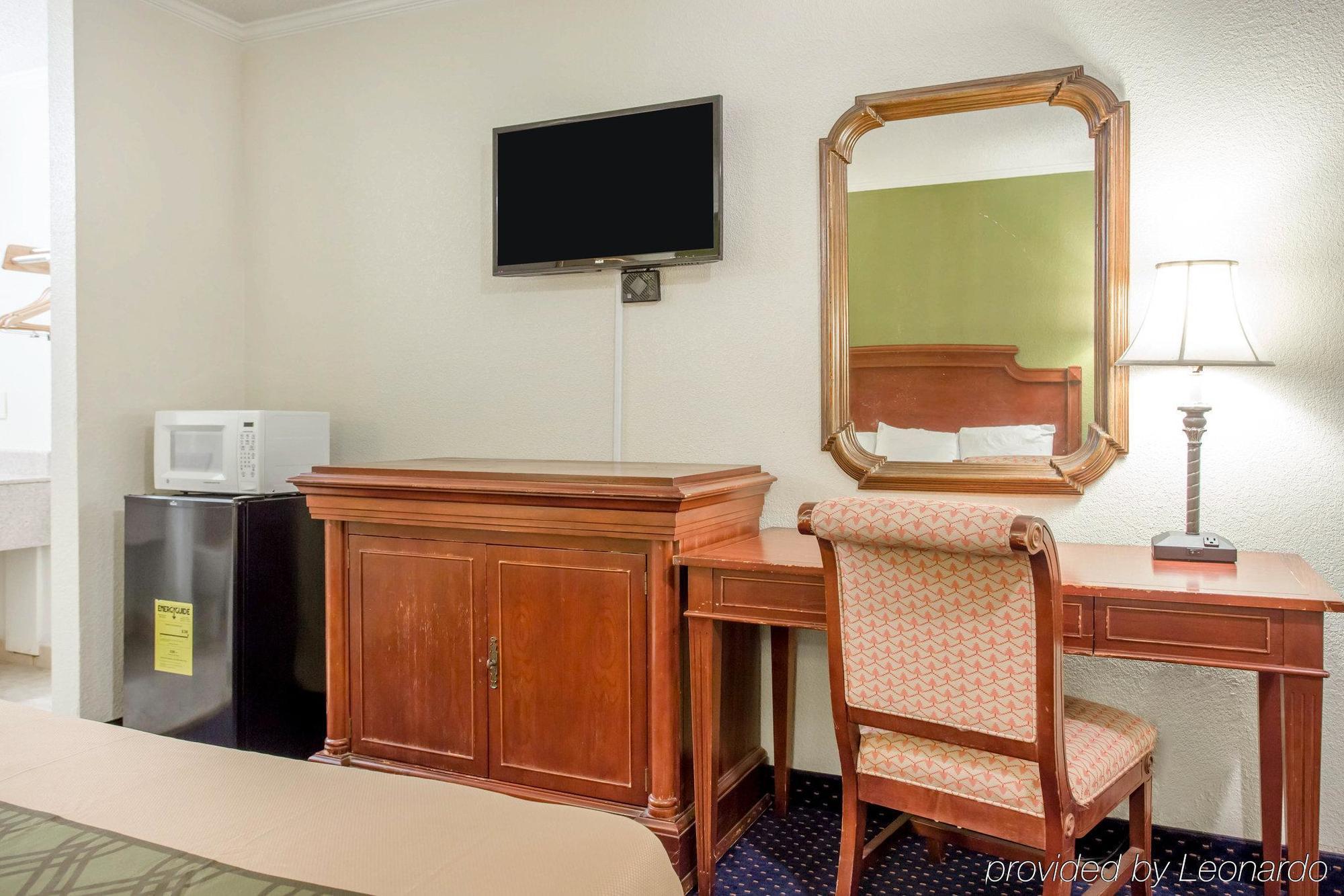 Rodeway Inn & Suites Fort Jackson Columbia Eksteriør billede
